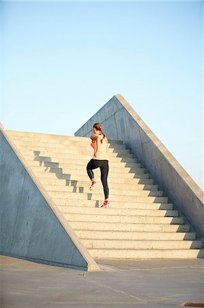 simsearch:6122-07703650,k - Woman running on staircase Stockbilder - Premium RF Lizenzfrei, Bildnummer: 6122-07707445