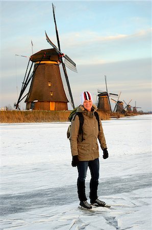 simsearch:6122-07707475,k - Woman skating on frozen rural lake Foto de stock - Royalty Free Premium, Número: 6122-07707478