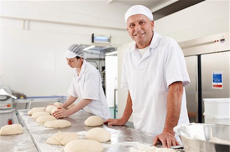 Chefs baking in kitchen Photographie de stock - Premium Libres de Droits, Code: 6122-07707498
