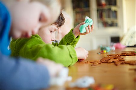 simsearch:649-06489118,k - Boys decorating gingerbread cookies Photographie de stock - Premium Libres de Droits, Code: 6122-07707406