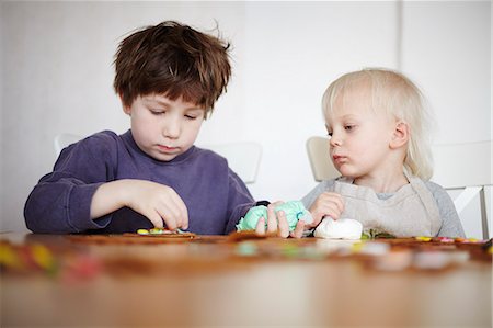 simsearch:6122-07707398,k - Children decorating gingerbread cookies Photographie de stock - Premium Libres de Droits, Code: 6122-07707409