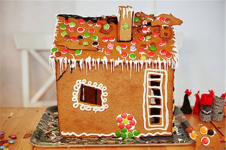 simsearch:649-06164704,k - Close up of decorated gingerbread house Stockbilder - Premium RF Lizenzfrei, Bildnummer: 6122-07707413