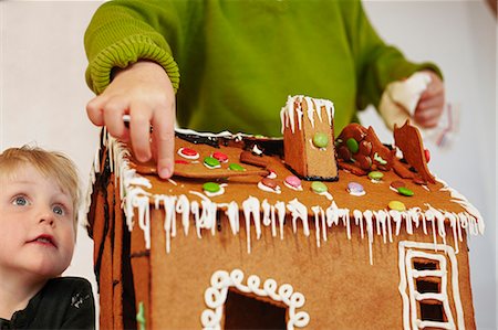 Boys decorating gingerbread house Fotografie stock - Premium Royalty-Free, Codice: 6122-07707411