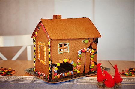 simsearch:649-06164704,k - Close up of decorated gingerbread house Stockbilder - Premium RF Lizenzfrei, Bildnummer: 6122-07707414