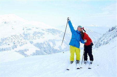 simsearch:6113-06899385,k - Skiers celebrating on snowy mountaintop Photographie de stock - Premium Libres de Droits, Code: 6122-07707436