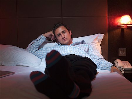 simsearch:6113-07731678,k - Businessman relaxing in hotel room Photographie de stock - Premium Libres de Droits, Code: 6122-07707550