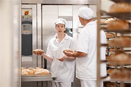 simsearch:649-06165037,k - Chefs talking at oven in kitchen Stock Photo - Premium Royalty-Free, Code: 6122-07707500