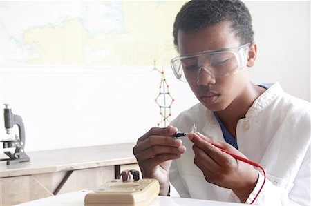 Student working in science lab Stock Photo - Premium Royalty-Free, Code: 6122-07707510