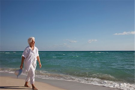 simsearch:841-06342803,k - Senior Woman on the beach Fotografie stock - Premium Royalty-Free, Codice: 6122-08211843
