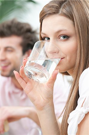 Girl drinking glass of water at home Foto de stock - Sin royalties Premium, Código: 6122-08211876