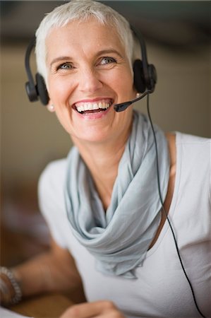 simsearch:6122-07705731,k - Older woman wearing headset Foto de stock - Sin royalties Premium, Código: 6122-08211957