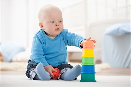 simsearch:6113-07731329,k - Baby boy playing with stacking cups Photographie de stock - Premium Libres de Droits, Code: 6122-08211966