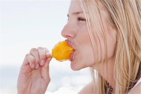 simsearch:6122-08211979,k - Woman eating popsicle on beach Stockbilder - Premium RF Lizenzfrei, Bildnummer: 6122-08211979