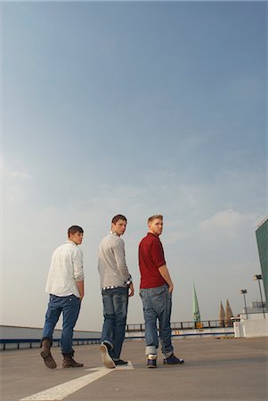 simsearch:614-08148492,k - Men walking together on rooftop Stockbilder - Premium RF Lizenzfrei, Bildnummer: 6122-08212066