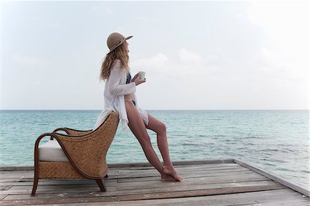 Woman relaxing with coffee on deck Photographie de stock - Premium Libres de Droits, Code: 6122-08212095