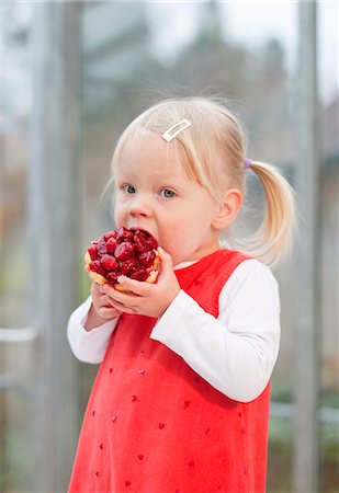 simsearch:6108-05863080,k - Toddler girl eating fruit cake Foto de stock - Sin royalties Premium, Código: 6122-08212015