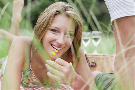 simsearch:649-03882395,k - Woman with flower on picnic blanket Foto de stock - Royalty Free Premium, Número: 6122-08212186