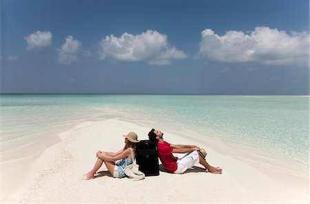 Lost couple sitting together on beach Foto de stock - Sin royalties Premium, Código: 6122-08212111