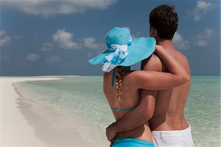 simsearch:6122-07699102,k - Couple standing on tropical beach Fotografie stock - Premium Royalty-Free, Codice: 6122-08212119
