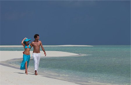 simsearch:6122-07699118,k - Couple walking on tropical beach Photographie de stock - Premium Libres de Droits, Code: 6122-08212120