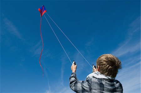 simsearch:6102-06336642,k - Boy flying a kite Foto de stock - Sin royalties Premium, Código: 6122-08212214