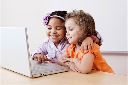 simsearch:6122-08212585,k - Girls looking at laptop together Foto de stock - Sin royalties Premium, Código: 6122-08212587