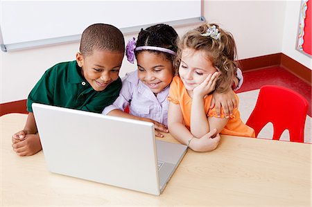 simsearch:614-06896830,k - Three children looking at the laptop together Foto de stock - Sin royalties Premium, Código: 6122-08212586