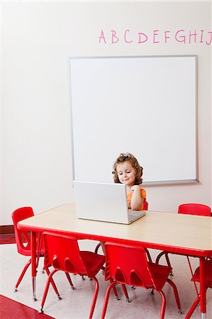simsearch:6122-07697461,k - Girl using laptop in classroom Stockbilder - Premium RF Lizenzfrei, Bildnummer: 6122-08212588