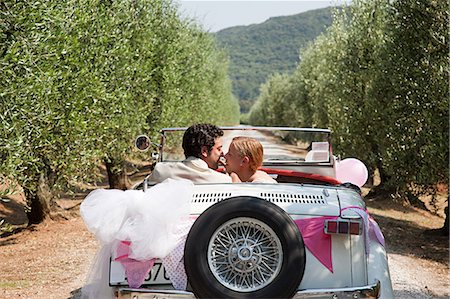 simsearch:6122-08212505,k - Newlyweds kissing in classic car Foto de stock - Royalty Free Premium, Número: 6122-08212510