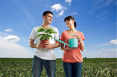 simsearch:685-03082036,k - Couple in field with watering can and plant Foto de stock - Sin royalties Premium, Código: 6122-08212517
