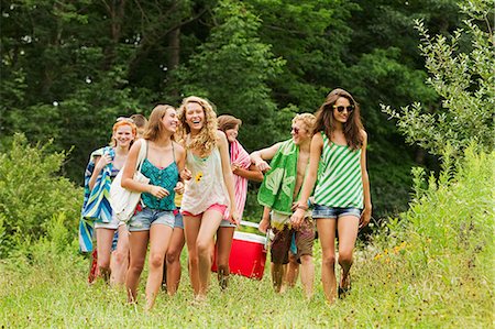 Teenagers carrying a hamper in the countryside Stock Photo - Premium Royalty-Free, Code: 6122-08212634