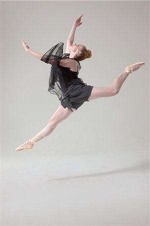 Ballet dancer in mid air Photographie de stock - Premium Libres de Droits, Code: 6122-08212744