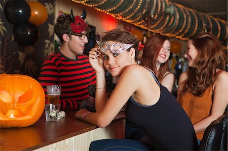 simsearch:614-05662131,k - Young friends sitting in bar Stock Photo - Premium Royalty-Free, Code: 6122-08212760