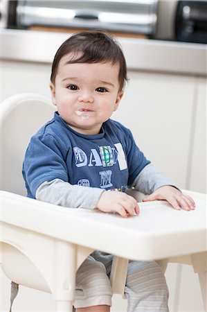 furniture blue - Baby boy smiling with messy mouth Photographie de stock - Premium Libres de Droits, Code: 6122-08212881