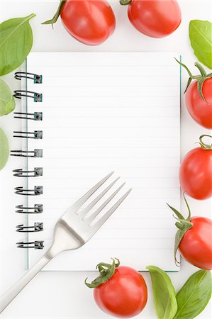 simsearch:700-01196163,k - Food journal with basil and tomatoes Photographie de stock - Premium Libres de Droits, Code: 6122-08229077