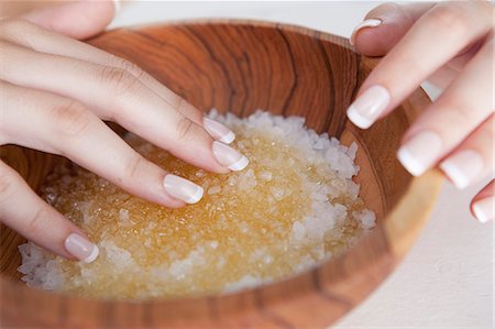 sal de baño - Woman touching bowl of sugar Foto de stock - Sin royalties Premium, Código: 6122-08229158