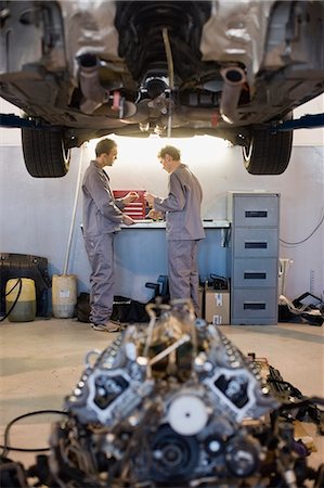 simsearch:6116-07085732,k - Mechanics working in garage Stockbilder - Premium RF Lizenzfrei, Bildnummer: 6122-08229187