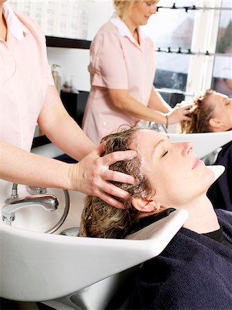 simsearch:649-04249195,k - Hairdressers washing women's hair Foto de stock - Sin royalties Premium, Código: 6122-08229102