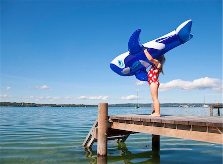 simsearch:614-08867718,k - Girl holding inflatable whale on dock Photographie de stock - Premium Libres de Droits, Code: 6122-08229340