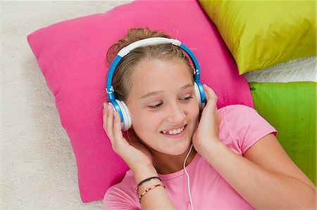 simsearch:649-06532724,k - Smiling girl listening to headphones Foto de stock - Sin royalties Premium, Código: 6122-08229354