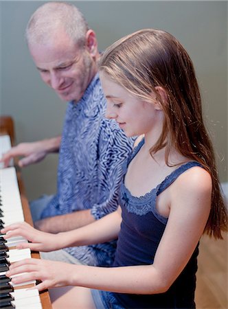 simsearch:6122-08229455,k - Father and daughter playing piano Photographie de stock - Premium Libres de Droits, Code: 6122-08229373