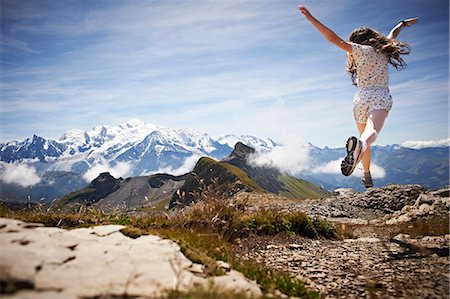 Girl jumping in rocky landscape Foto de stock - Sin royalties Premium, Código: 6122-08229308