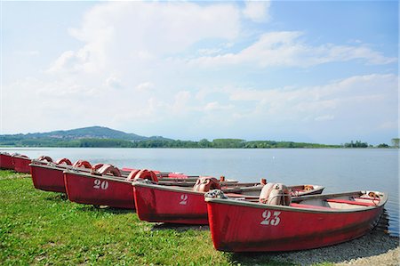 simsearch:6122-07705480,k - Numbered boats docked by lake Foto de stock - Royalty Free Premium, Número: 6122-08229321