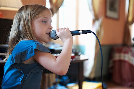 enregistrement - Girl singing into microphone Foto de stock - Sin royalties Premium, Código: 6122-08229456