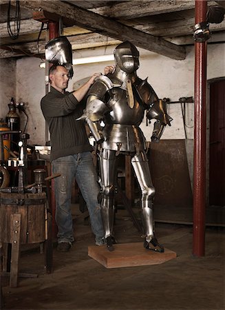 scudo - Blacksmith crafting armor in shop Fotografie stock - Premium Royalty-Free, Codice: 6122-08229435