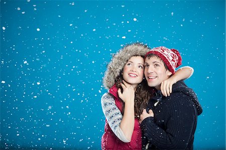 simsearch:6122-07693687,k - Smiling couple hugging in snow Stock Photo - Premium Royalty-Free, Code: 6122-08229549