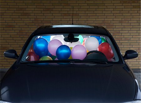 prendre au piège - Car filled with colorful balloons Photographie de stock - Premium Libres de Droits, Code: 6122-08229646