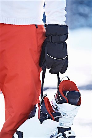 Person carrying ski boots in snow Foto de stock - Royalty Free Premium, Número: 6122-08229649