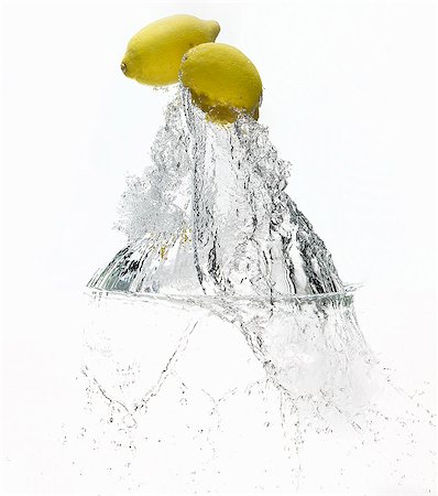 dropping fruit in water photography - Lemons splashing in water Photographie de stock - Premium Libres de Droits, Code: 6122-08229673