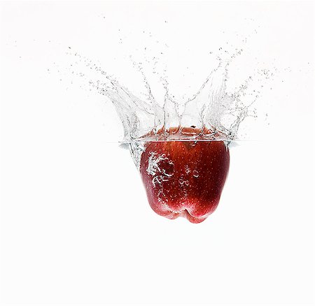 dropping (action) - Apple splashing in water Photographie de stock - Premium Libres de Droits, Code: 6122-08229674